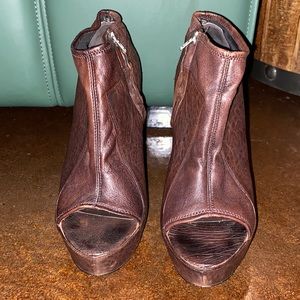 Elizabeth & James | Brown Platform Open Toe Shoe | 8B